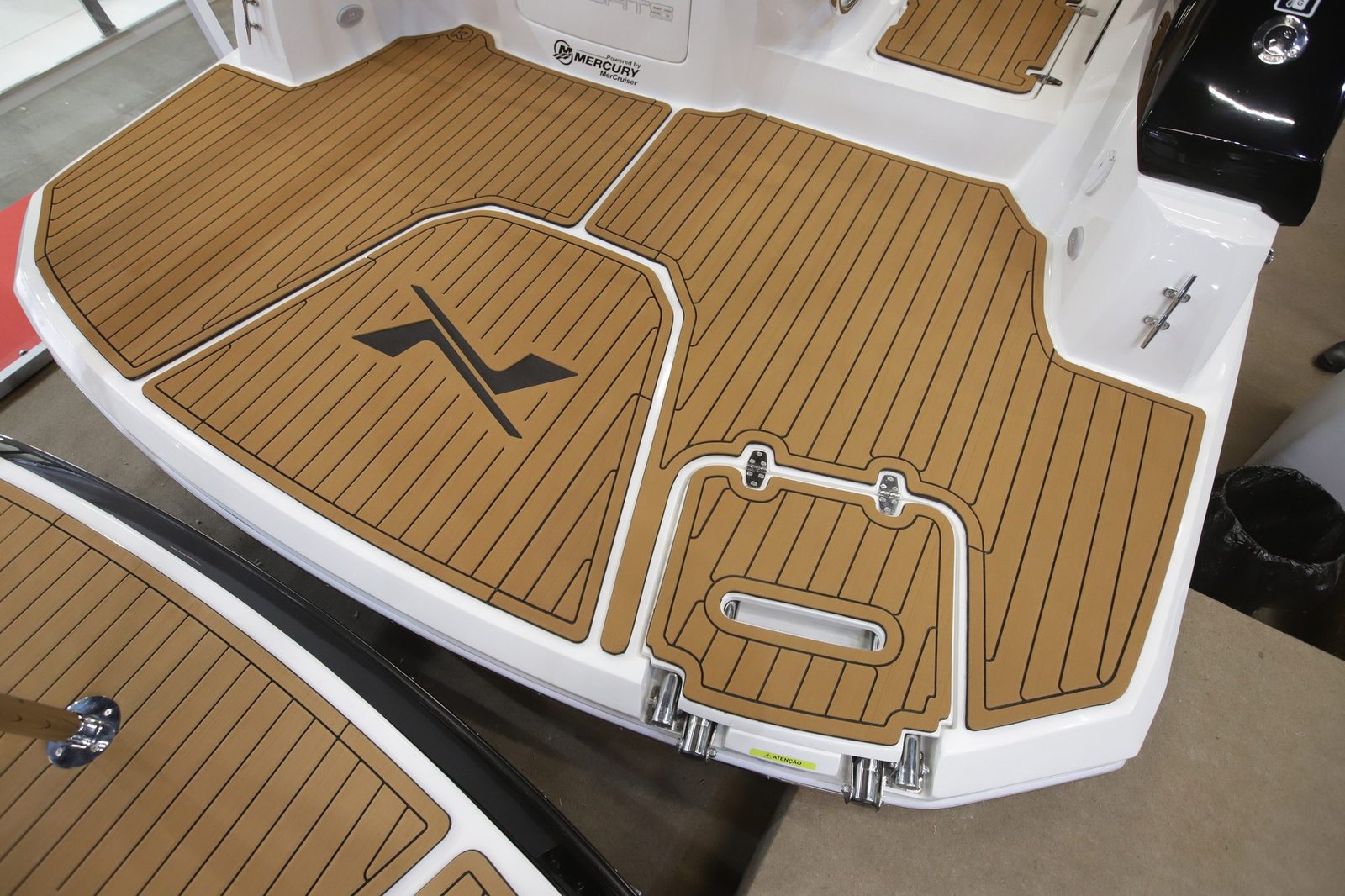 Cockpit completo com EVA Premium, molde sob medida ao redor das escotilhas