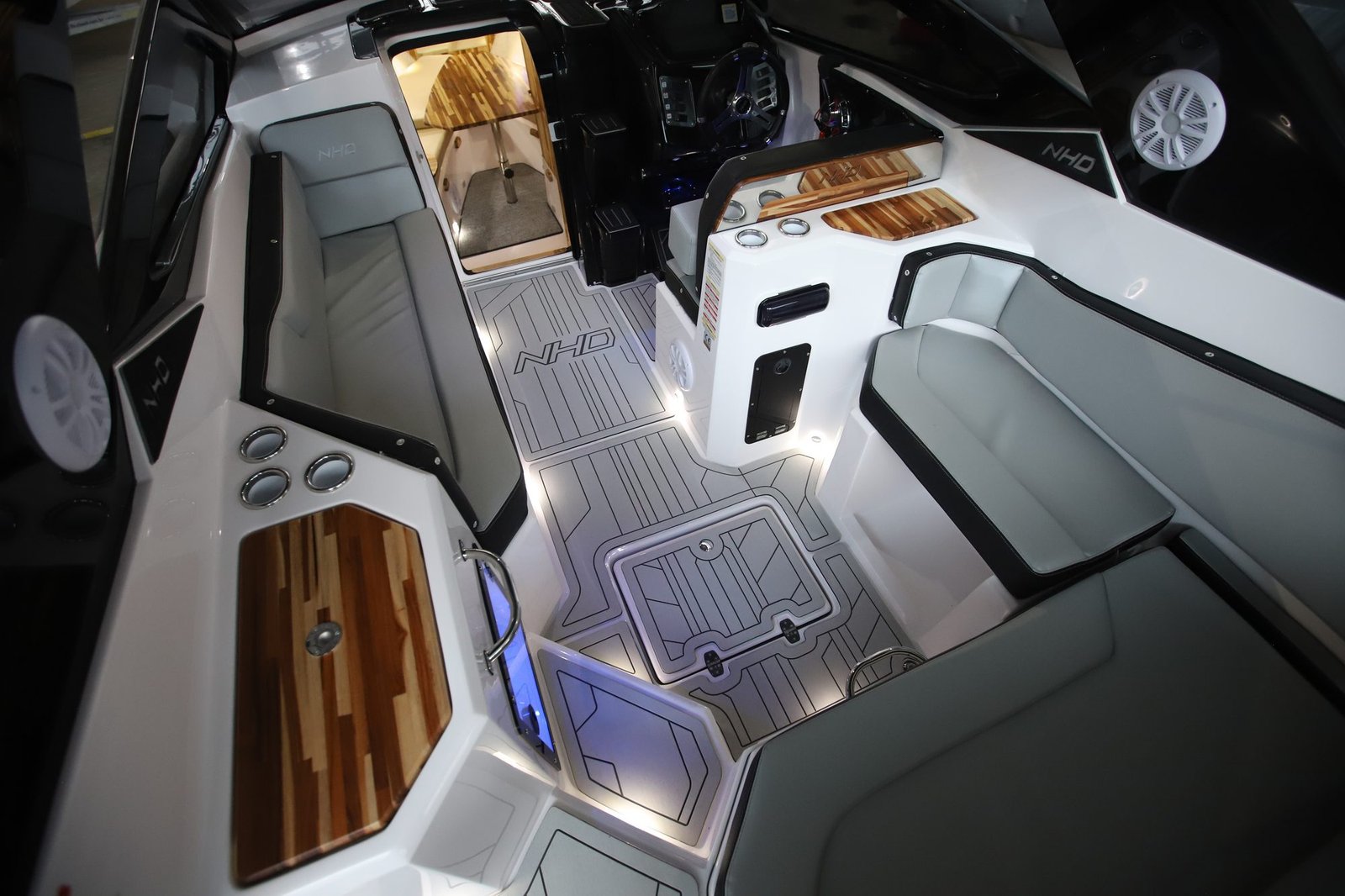 Interior de cabine com EVA Premium instalado, com iluminação ambiente