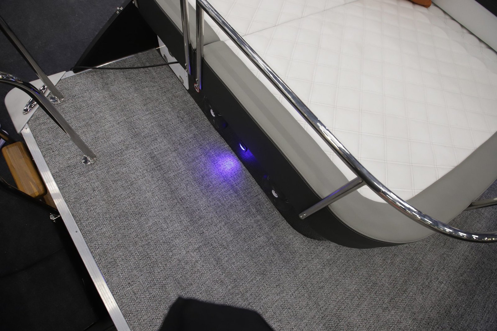 Detalhe do Tapete Náutico Trançado com iluminação de LED embutida