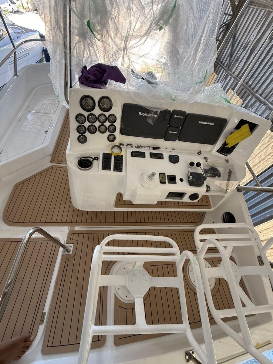 Molde do Thermo Deck ao redor do comando e instrumentos do barco