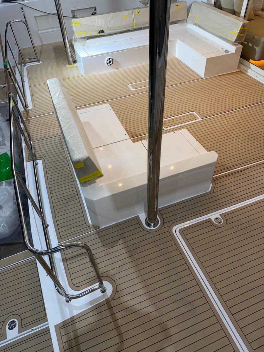 Molde do Thermo Deck na proa, com escotilhas recortadas sob medida