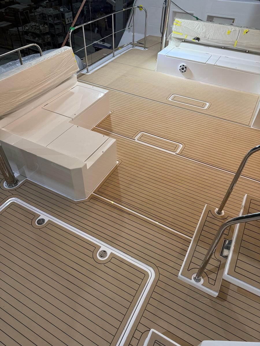 Thermo Deck encaixado nas ferragens da proa