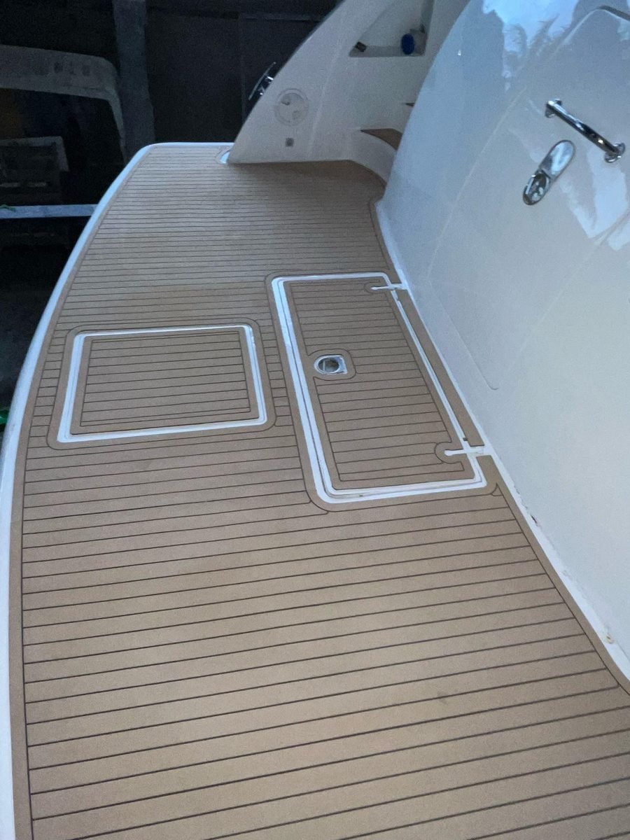 Cockpit com Thermo Deck acabado, vista para paisagem tropical