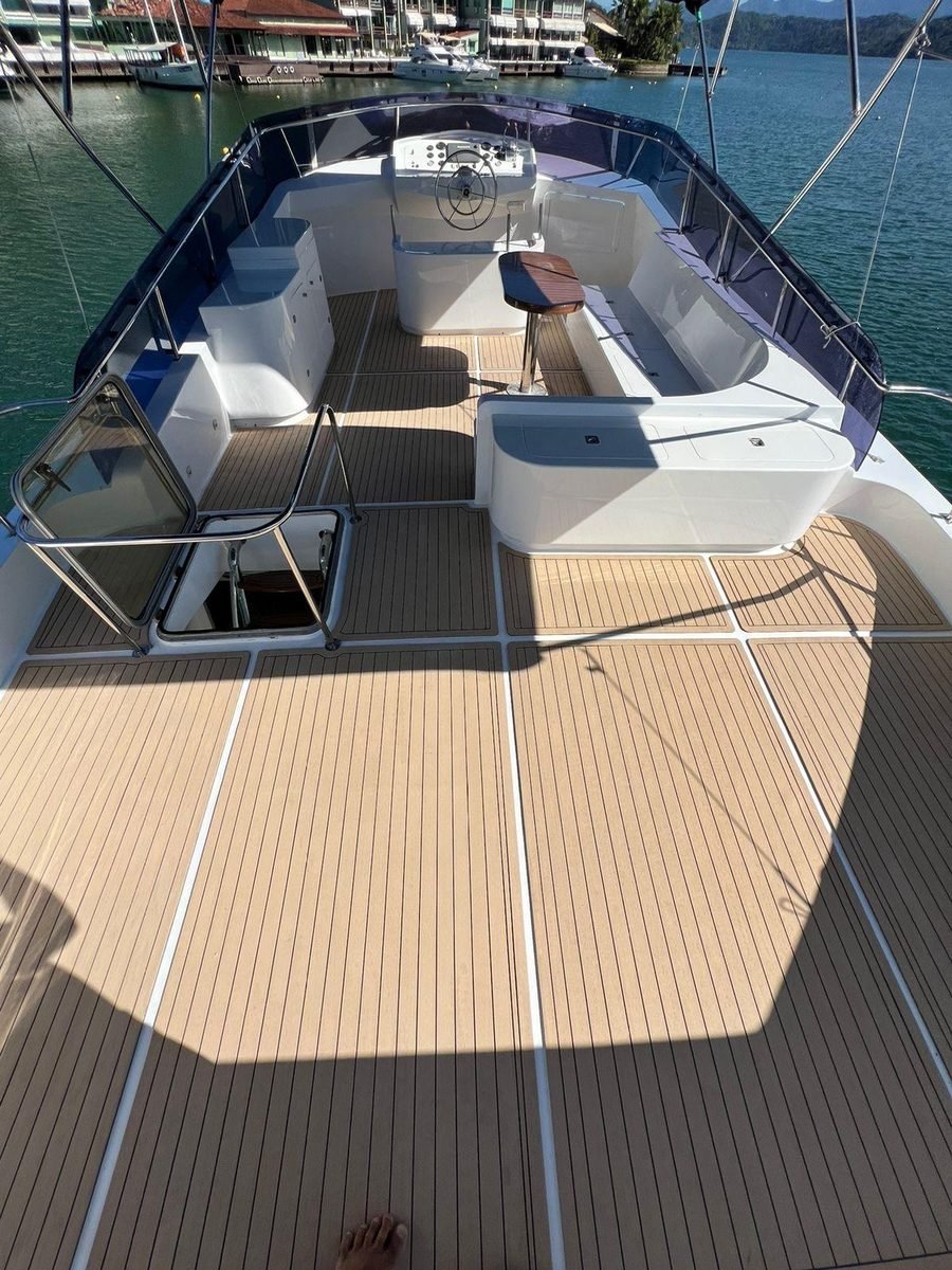 Flybridge com Thermo Deck instalado, vista para a baía de Angra dos Reis